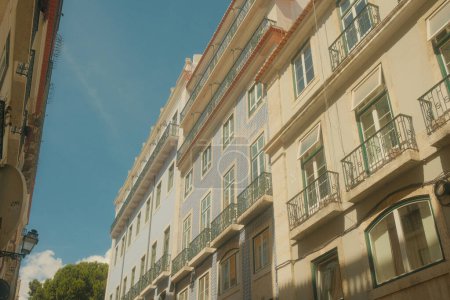 Téléchargez les photos : Beaux bâtiments anciens à Lisbonne, Portugal, avec leurs conceptions fantaisistes et leurs détails complexes - en image libre de droit