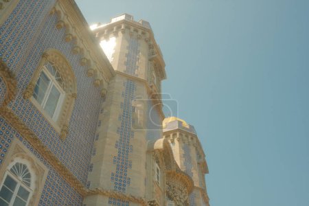 Téléchargez les photos : Sintra, Portugal - 3 juin 2023 : belle vue sur le Palais Pena vintage pendant la journée ensoleillée à Sintra, Portugal - en image libre de droit