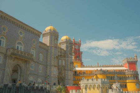 Téléchargez les photos : Sintra, Portugal - 3 juin 2023 : belle vue sur le Palais Pena vintage pendant la journée ensoleillée à Sintra, Portugal - en image libre de droit