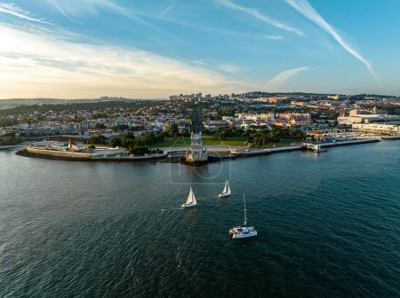 Téléchargez les photos : Vue aérienne par drone de la Tour de Belem au coucher du soleil à Lisbonne, Portugal - en image libre de droit