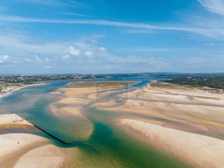 Téléchargez les photos : Vue aérienne panoramique sur le lagon d'Obido dans la ville de Foz do Arelho et l'océan Atlantique. Portugal - en image libre de droit