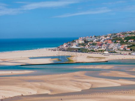 Téléchargez les photos : Vue aérienne panoramique sur le lagon d'Obido dans la ville de Foz do Arelho et l'océan Atlantique. Portugal - en image libre de droit