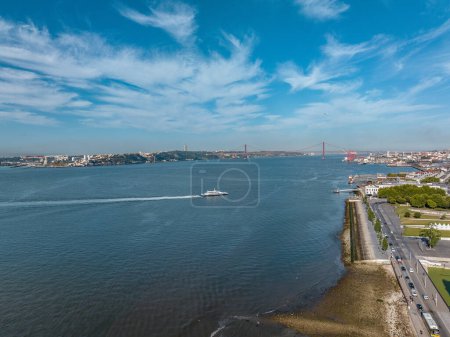 Téléchargez les photos : Vue aérienne par drone de Praca do comercio à Lisbonne, Portugal - en image libre de droit