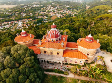 Téléchargez les photos : Vue aérienne par drone du palais pittoresque de Monserrate à Sintra, Portugal - en image libre de droit