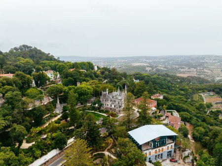 Téléchargez les photos : Portugal, Sintra - 26 juin 2023 : Vue d'un drone capturant la vue pittoresque de Quinta da Regaleira à Sintra, Portugal - en image libre de droit