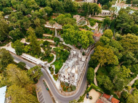 Foto de Portugal, Sintra - 26 de junio de 2023: Perspectiva de drones que captura la pintoresca vista de Quinta da Regaleira en Sintra, Portugal - Imagen libre de derechos