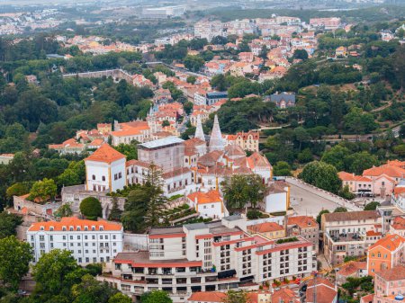 Téléchargez les photos : Vue aérienne à couper le souffle de la charmante ville de Sintra, au Portugal, mettant en valeur sa beauté pittoresque et son architecture unique - en image libre de droit