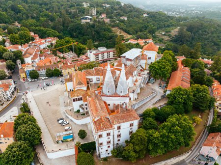 Téléchargez les photos : Vue aérienne à couper le souffle de la charmante ville de Sintra, au Portugal, mettant en valeur sa beauté pittoresque et son architecture unique - en image libre de droit