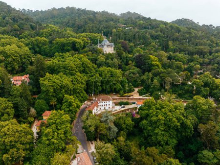 Téléchargez les photos : Portugal, Sintra - 26 juin 2023 : Vue d'un drone capturant la vue pittoresque de Quinta da Regaleira à Sintra, Portugal - en image libre de droit