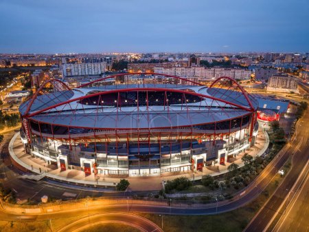 Foto de Portugal, Lisabon - 26 de junio de 2023: Increíble vista de drones capturando a la multitud masiva de fanáticos de Rammstein en el concierto en el estadio - Imagen libre de derechos
