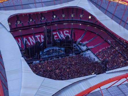 Téléchargez les photos : Portugal, Lisabon - 26 juin 2023 : Vue incroyable sur les drones capturant la foule massive de fans de Rammstein au concert sur le stade - en image libre de droit