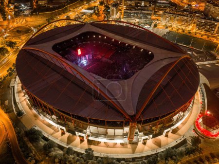 Foto de Portugal, Lisabon - 26 de junio de 2023: Increíble vista de drones capturando a la multitud masiva de fanáticos de Rammstein en el concierto en el estadio - Imagen libre de derechos