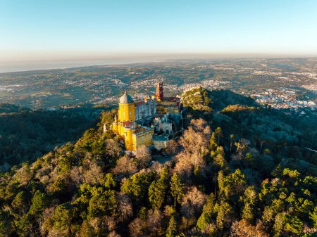 Téléchargez les photos : Vue aérienne par drone du parc et du palais national de Pena à Sintra, Portugal - en image libre de droit