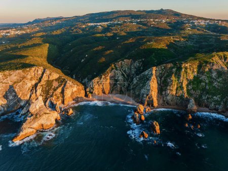 Téléchargez les photos : Vue aérienne par drone de Praia da Ursa au Portugal - en image libre de droit