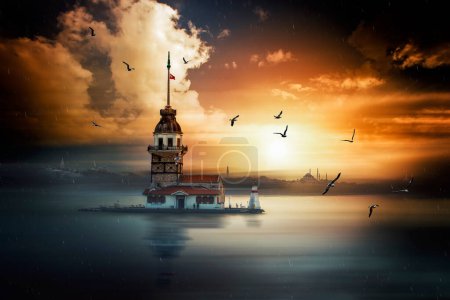 Téléchargez les photos : Beau paysage de Maiden Tower, goélands marins, coucher de soleil, nuages et bosphore d'Istanbul en Turquie. - en image libre de droit
