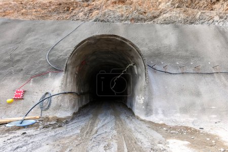 Foto de View of the entrance tunnel to the underground mine. - Imagen libre de derechos