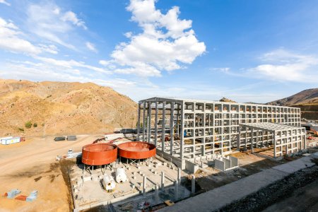 Foto de New industrial flotation plant and thickener tanks (brown tanks) for processing copper mine. - Imagen libre de derechos