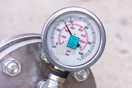 Foto de Hydrostatic testing for polyethylene pipeline and view of the manometer according to EN 837-1 Standard with the calibrated at pressure. Psi ( Bar ) is a pressure unit. - Imagen libre de derechos