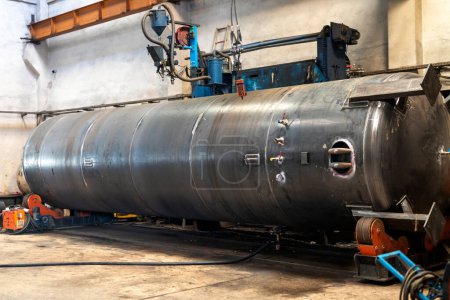 Téléchargez les photos : View of hydrostatic test of pressure cylindrical tank or pressure vessel and safety valve (check valve). It is a way in which pressure vessels such as pipelines, plumbing, gas cylinders and boilers. - en image libre de droit