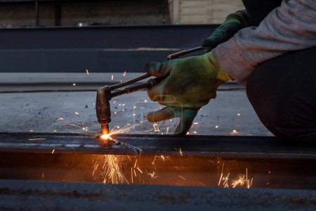Foto de Cutting metal plate with oxygen. Oxy-fuel welding (commonly called oxyacetylene welding, oxy welding, or gas welding in the United States) and oxy-fuel cutting are processes. - Imagen libre de derechos