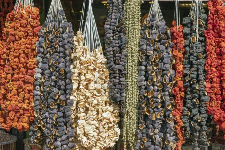 Foto de Mercado de frutas secas en el bazar local en Turquía. Pimientos rojos crudos secos, berenjenas y okra están colgando en frente del mercado, Gaziantep, Turquía. - Imagen libre de derechos