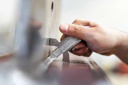 Foto de The inspector is measuring to fillet weld thickness with welding caliper (gauge). - Imagen libre de derechos