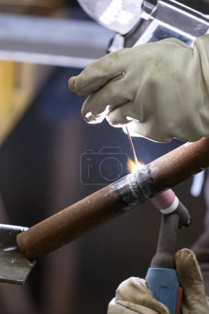 Téléchargez les photos : Welder qualification testing with gas tungsten arc welding (gtaw, argon) process of the stainless steel pipe. Welder certification is based on specially designed tests to determine a welder's skill. - en image libre de droit