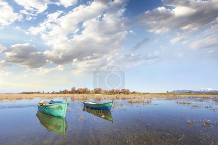 Téléchargez les photos : Lac Beysehir (turc : Beysehir Golu) ou Caralis ou Karalis. C'est un grand lac d'eau douce dans les provinces d'Isparta et Konya dans le sud-ouest de la Turquie. - en image libre de droit