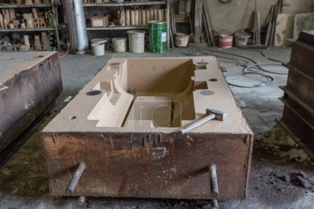 Téléchargez les photos : View of the sand mold casting. Sand casting, also known as sand molded casting, is a metal casting process characterized by using sand as the mold material. - en image libre de droit