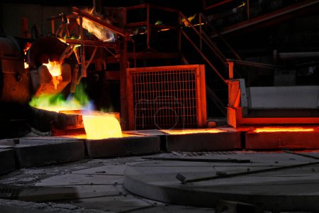 Téléchargez les photos : Vue de la coulée de cuivre aux moules dans la fusion de l'usine industrielle. La fusion est un processus d'application de chaleur sur le minerai afin d'extraire un métal de base.. - en image libre de droit