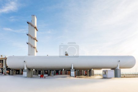 Téléchargez les photos : View of the large high pressure horizontal chemical (liquid nitrogen) cryogenic storage tank. Cryotank or cryogenic tank is a tank that is used to store frozen biological material. - en image libre de droit