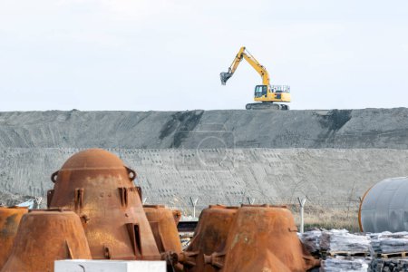 Téléchargez les photos : View of the excavator is working in the construction site. - en image libre de droit