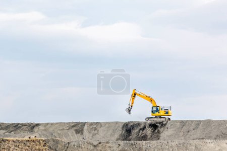 Téléchargez les photos : View of the excavator is working in the construction site. - en image libre de droit