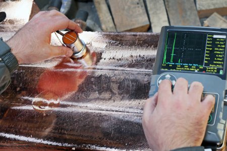 Téléchargez les photos : Ultrasonic or ultrasound testing to copper casting material. A common example is ultrasonic thickness measurement, which tests the thickness of the test object. - en image libre de droit