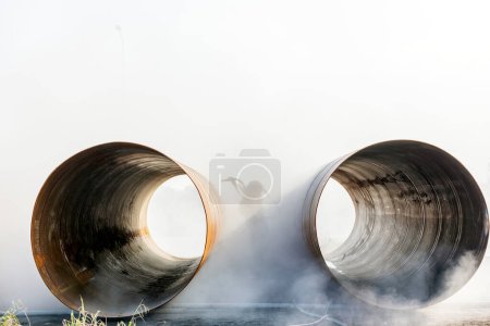 Téléchargez les photos : View of sandblasting before coating. Abrasive blasting, more commonly known as sandblasting, is the operation of forcibly propelling a stream of abrasive material against a surface. - en image libre de droit