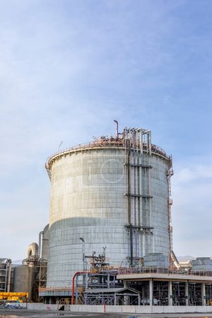 Téléchargez les photos : View of the double walled, vertical, cylindrical and cryogenic ammonia storage tank and process piping in the industrial plant. In Fertilizers Industries surplus ammonia is stored in a large capacity tank. - en image libre de droit