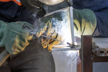 Téléchargez les photos : Qualification of welders and welding procedures for fillet weld. The main part of the welder's test consists of welding one or more test coupons which are then examined using non-destructive. - en image libre de droit