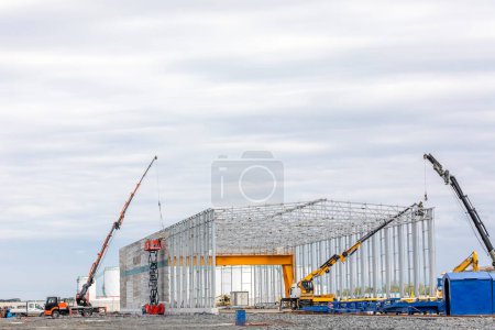 Ein neues Industriegebäude wird mit Stahlkonstruktion errichtet. Gewerbebau. Der Hafen der neuen modernen Stadt.