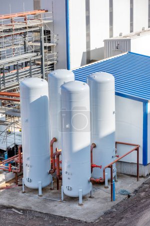 Téléchargez les photos : View of the vertical and cylindrical pressure vessels in the plant. Pressure vessel design, manufacture, and operation are regulated by engineering authorities backed by legislation. - en image libre de droit
