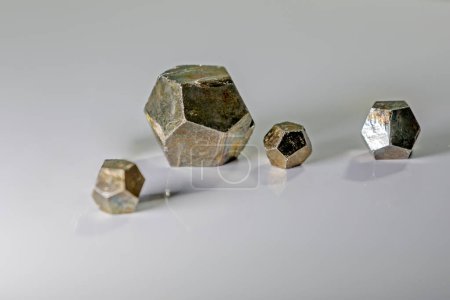 Téléchargez les photos : Vue de la pyrite cubique. La pyrite minérale ou pyrite de fer, également connue sous le nom d'or de fou, est un sulfure de fer avec la formule chimique FeS2. La pyrite est considérée comme la plus commune des minéraux sulfurés. - en image libre de droit