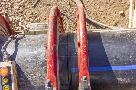Téléchargez les photos : Polythene, HDPE pipe welding process. High Density Polyethylene, or HDPE, pipe is a heavy-duty style piping used in physically demanding environments to transport things from water. - en image libre de droit