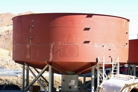 Foto de Vista del tanque químico de flotación (tanque espesante) para la separación de minerales en la planta de la mina. La flotación de espuma es un proceso para separar selectivamente los materiales hidrofóbicos de los hidrofílicos. - Imagen libre de derechos