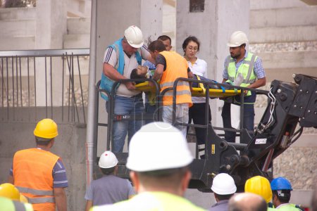Foto de Estambul, TURQUÍA - 30 DE SEPTIEMBRE DE 2018: Accidente industrial en la obra. Trabajador lesionado transportado en camilla. - Imagen libre de derechos