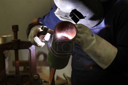 Téléchargez les photos : Welder qualification testing with gas tungsten arc welding (gtaw, argon) process of the stainless steel pipe. Welder certification is based on specially designed tests to determine a welder's skill. - en image libre de droit