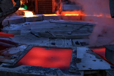 Foto de View of the copper casting to the molds in the smelting of the industrial plant. Smelting is a process of applying heat to ore in order to extract a base metal. - Imagen libre de derechos