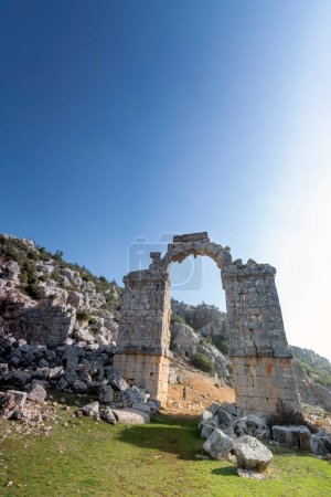 Téléchargez les photos : Vue du temple de Zeus à Uzuncaburc, Silifke, Mersin, Turquie. Il est situé à côté des ruines de l'ancienne ville Olba et le nom de la ville Uzuncaburc signifie haut bastion se référant aux ruines. - en image libre de droit