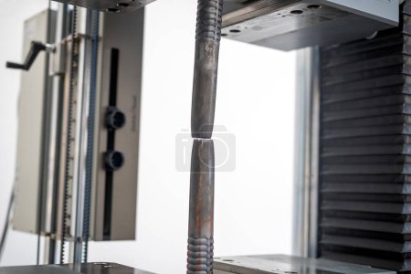 Téléchargez les photos : Vue de l'essai mécanique de résistance à la traction du tuyau d'acier pour la qualification et le laboratoire d'essais mécaniques. - en image libre de droit