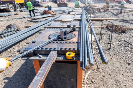 Téléchargez les photos : The worker is bending rebars (rods) in the construction site. - en image libre de droit