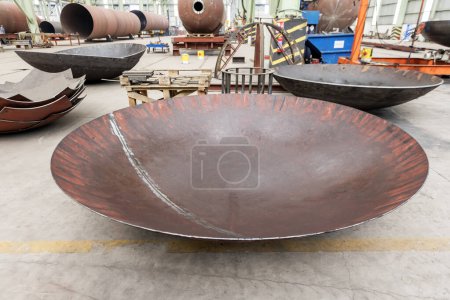 Téléchargez les photos : View of the torispherical (or flanged and dished head), hemispherical, semi ellipsoidal dished ends, klopper and korbbogen head manufacturing for pressure vessels. - en image libre de droit