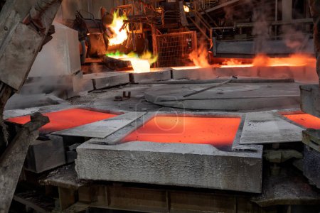Téléchargez les photos : Vue de la coulée et de la fusion de l'anode de cuivre dans l'usine de traitement du cuivre. La fusion ne consiste pas seulement à faire fondre le métal de son minerai. - en image libre de droit
